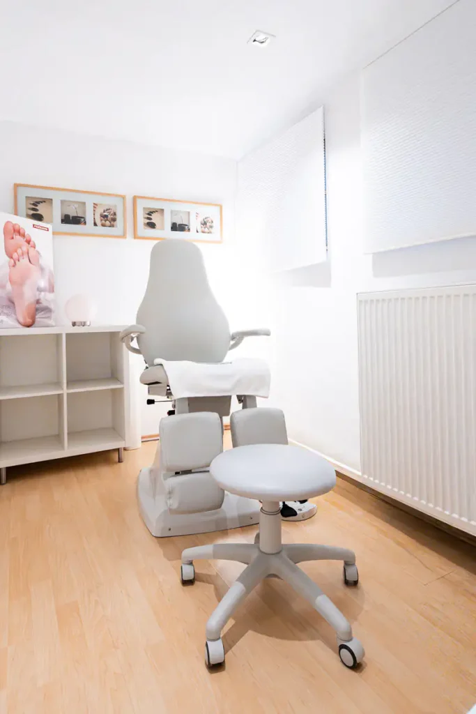 Raum für Fachfußpflege mit Fußpflegestuhl und Rollhocker bei Schön bei Schall in Frankfurt