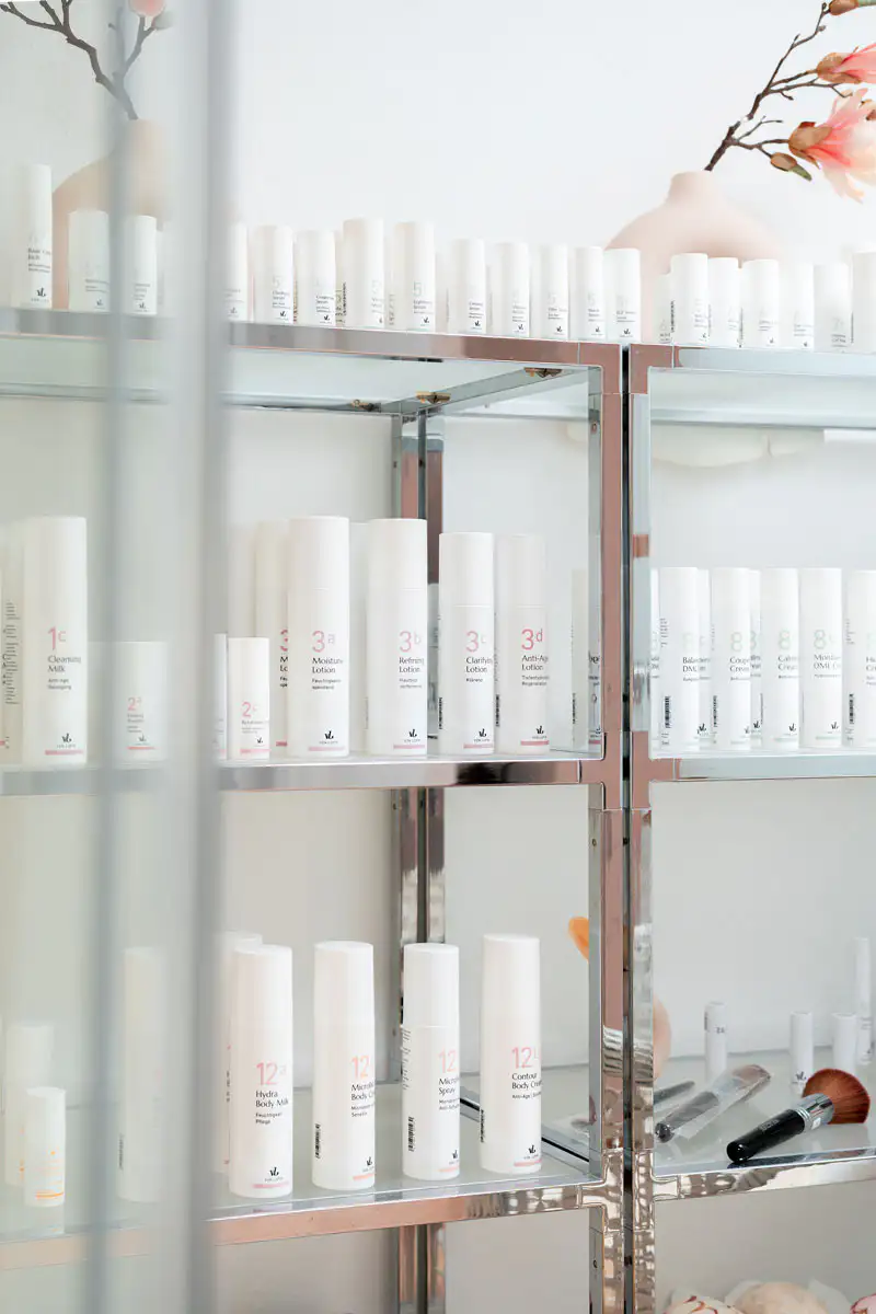 Regal mit VON LUPIN Pflegeprodukten wie Cleansing Milk und Moisture Lotion bei Schön bei Schall